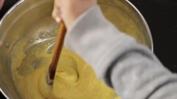 Kinder Backen Hause Einen Kuchen Nahaufnahme Weicher Fokus — Stockvideo