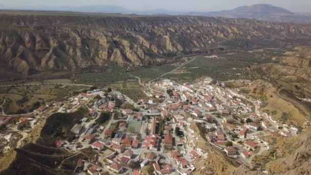 水平線に大きな崖と砂漠のスペインの町の空中ビュー — ストック動画