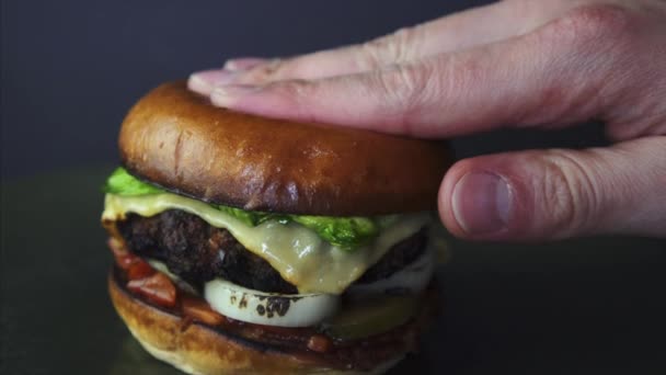 Close Hands Chef Pressing Ready American Cheeseburger — Vídeo de Stock
