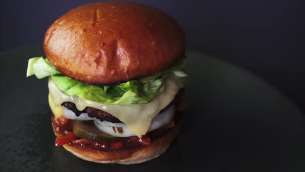 Fresh Smoky Appetizing Cheeseburger Rotating — Vídeo de Stock