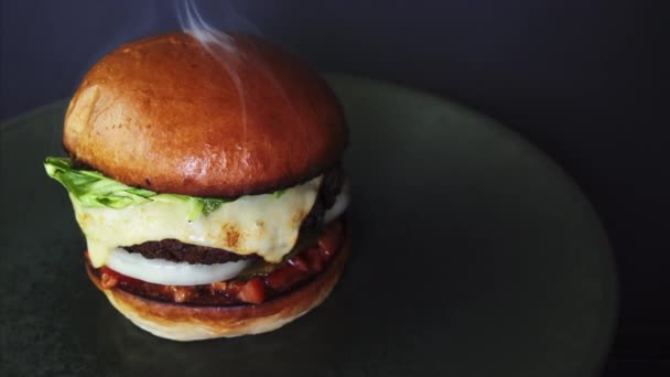 Fresh Smoky Appetizing Cheeseburger Rotating — Vídeo de Stock