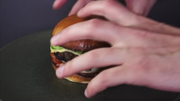 Homem Tomando Mordendo Cheeseburger Americano — Vídeo de Stock