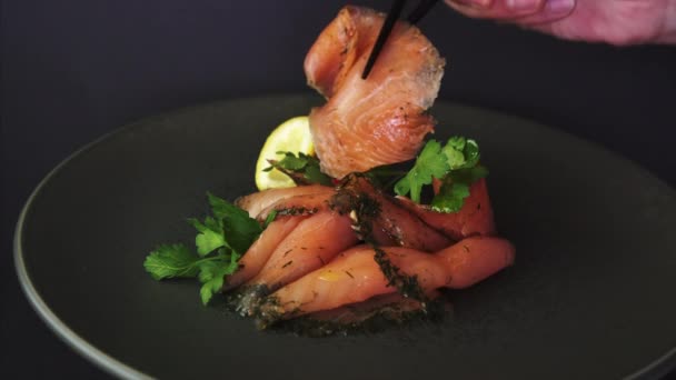 Jedzenie Wędzonego Łososia Sashimi Pałeczkami — Wideo stockowe