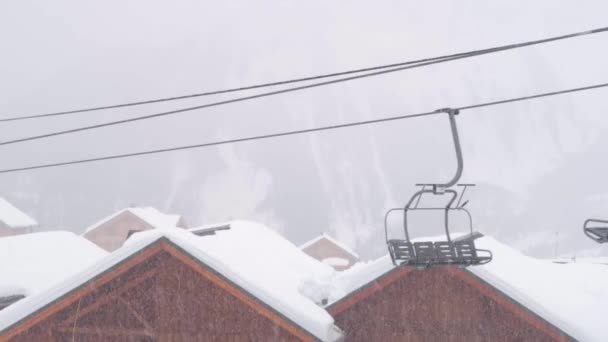 山のスキー場で吹雪の中で孤独なリフト — ストック動画