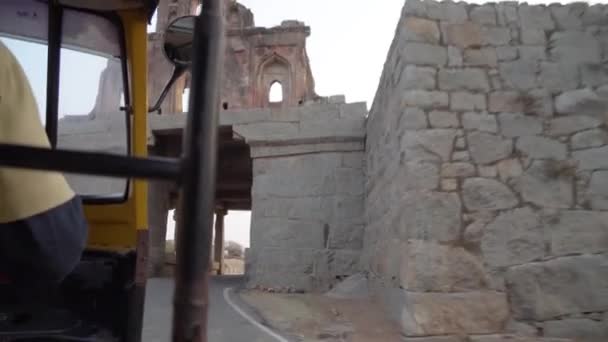 Auto Rickshaw View Stone Temple Ruins Hampi India Karnakata Travelling — Vídeo de stock