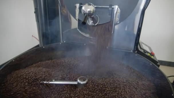 Kaffeeröster Nahaufnahme — Stockvideo