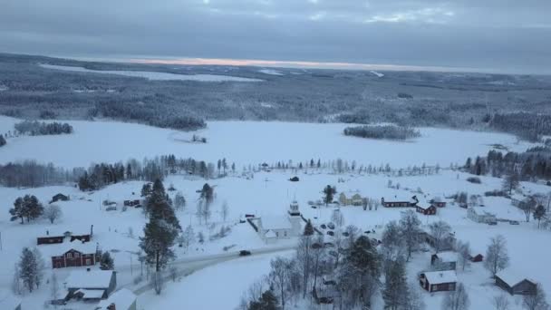 Zmrzlé Jezero Les Poblíž Borgvattnet Švédsko Natočeno Dronem Během Dne — Stock video