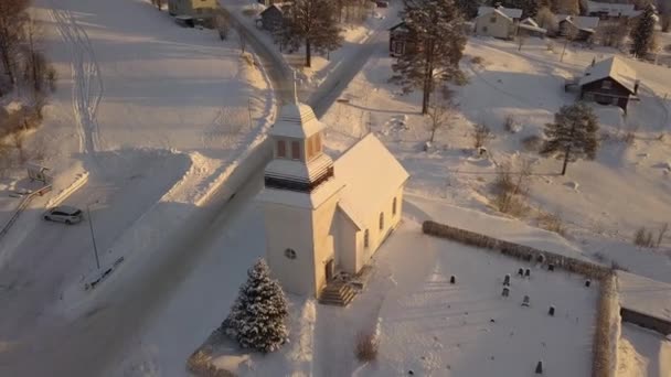 Mały Kościół Borgvattnet Szwecji Nagrane Dronem Podczas Wschodu Zachodu Słońca — Wideo stockowe