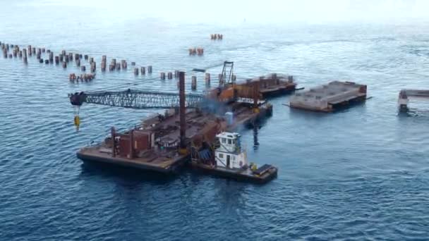 Tug Boat Pushes Crane Barge Position Ship Terminal Pier Pilings — Vídeo de Stock