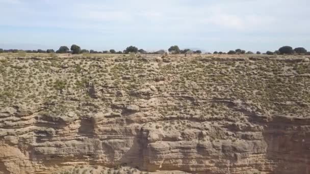 Aerial Travelling Side Shot Rock Ravine Desert Area — ストック動画