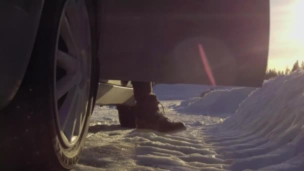 Ángulo Bajo Estático Hombre Abre Puerta Del Coche Sale Nevado — Vídeos de Stock