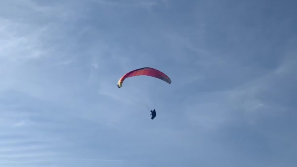 Paraglider Flyger Upp Den Blå Himlen Vacker Solig Dag Söndag — Stockvideo