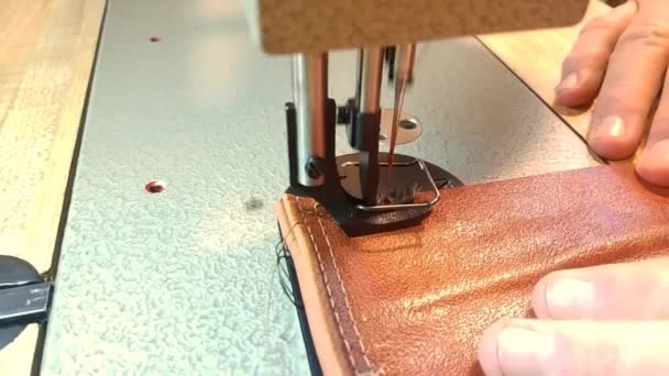 Clipe Homem Costurando Pedaço Couro Com Uma Máquina Costura Andando — Vídeo de Stock