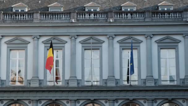 Bendera Belgia Dan Uni Eropa Melambai Dalam Angin Sebuah Bangunan — Stok Video