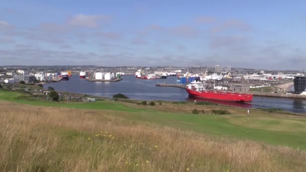 Barco Aberdeen Harbour Entrando Tiro Distante Por Ciudad Aberdeen Fondo — Vídeos de Stock