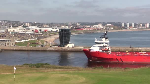 Přístavní loď Aberdeen vplouvá do řídící věže