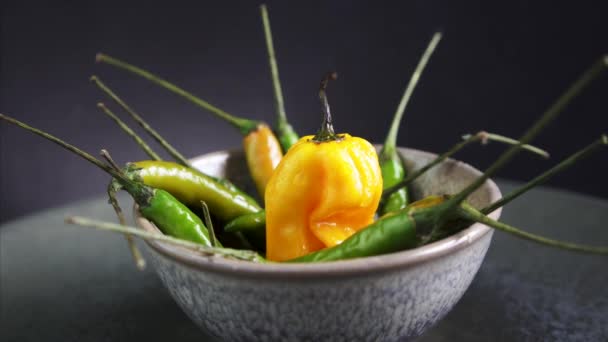 Extreme Close Των Περιστρεφόμενων Chili Peppers Μια Φρέσκια Carolina Reaper — Αρχείο Βίντεο