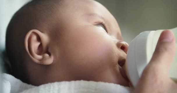 Ásia Bebê Menina Closeup Alimentação Leite Garrafa — Vídeo de Stock