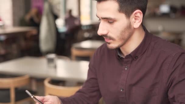 Close Video Very Handsome Man Burgundy Shirt Sits Restaurant Busy — Wideo stockowe