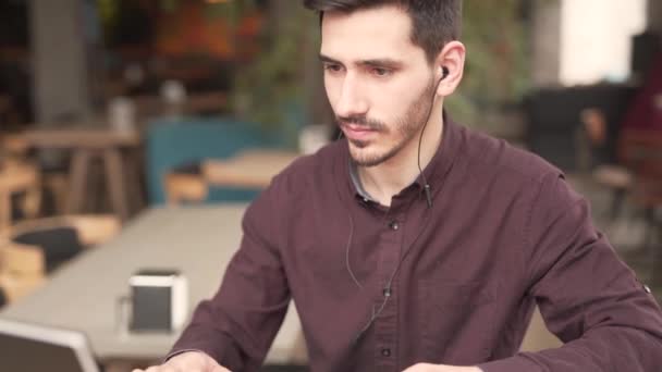 Pemuda Tampan Dengan Jenggot Dan Kumis Duduk Sebuah Kafe Dengan — Stok Video