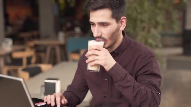 Anak Muda Dengan Jenggot Dan Kumis Duduk Kafe Minum Latte — Stok Video