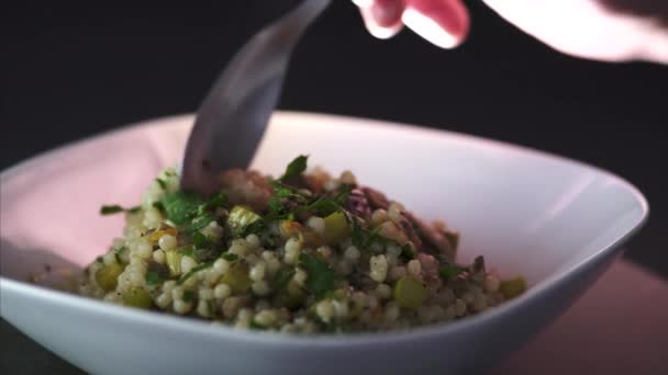 Homme Mangeant Une Assiette Torride Couscous Végétarien — Video