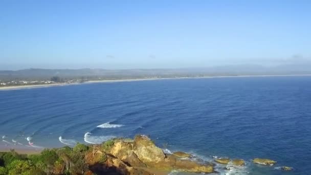 Luchtdrone Weg Naar Byron Bay Boven Strandwacht — Stockvideo