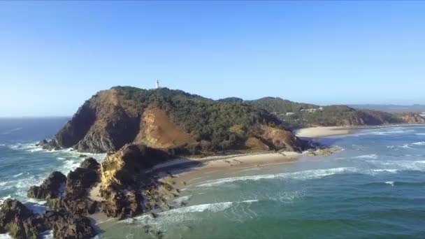 Luchtdrone Stijgt Schot Van Cape Byron Punt Vuurtoren — Stockvideo