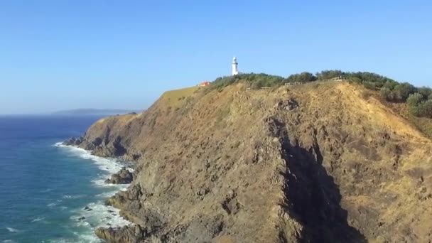 Pesawat Tak Berawak Menembak Terbang Sepanjang Tebing Cape Byron Menuju — Stok Video