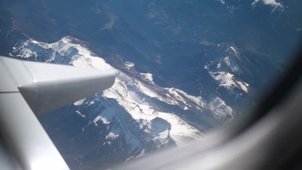 Blick Auf Die Europäischen Alpen Aus Dem Flugzeugfenster — Stockvideo