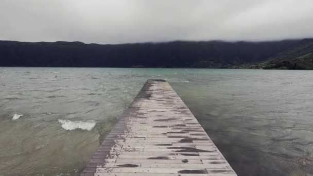 Gölün Kıyısındaki Küçük Tahta Bir Iskelede Yürürken Pov Fotoğrafı Portekiz — Stok video