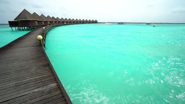 夢の目的地モルディブ島 鮮やかな明るい海の上の足の橋 広いショット — ストック動画