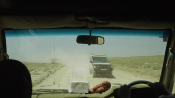 Dusty Roads Serengeti Valley National Park Cars Passing Tanzania — Stock Video
