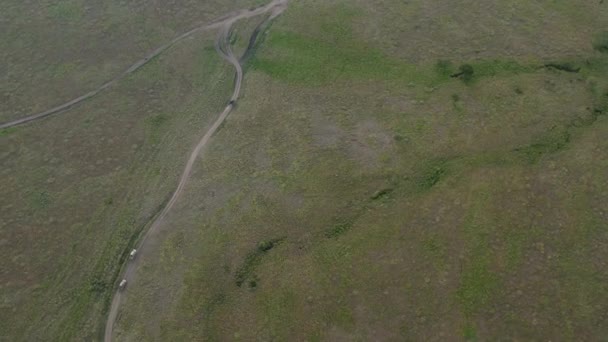 坦桑尼亚塞伦盖蒂山谷国家公园的公路上 空中拍摄的旅行车 — 图库视频影像