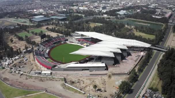 メキシコシティのディアブロ ロホスチームの新しいアルフレド ハープ ヘルー スタジアムの空中撮影 — ストック動画