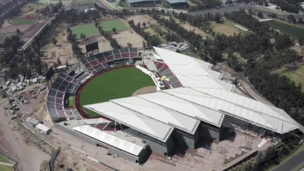 メキシコ市のディアブロ ロホスチームの新しいアルフレド ハープ ヘルー スタジアムの傾斜下の動きと空中ビュー — ストック動画