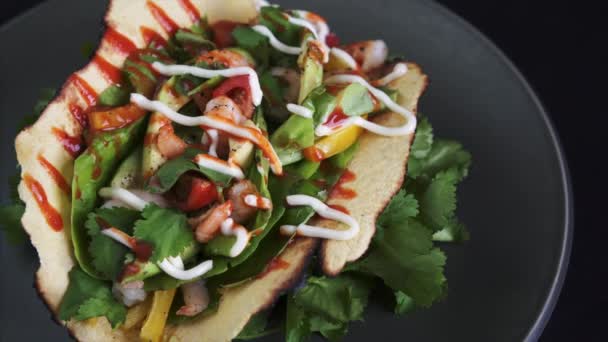 Overhead Shot Freshly Prepared Shrimp Taco Rotating Black Background Restaurant — Stok video