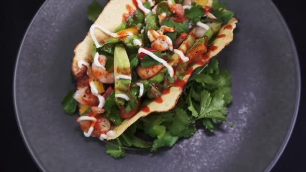 Overhead Freshly Prepared Shrimp Taco Rotating Black Background Restaurant Street — стоковое видео