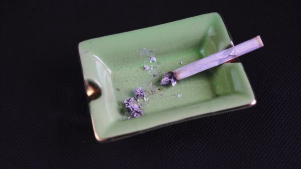 Smoking Ashing Rolled Cigarette Joint Legalised Marijuana Green Ashtray — 图库视频影像