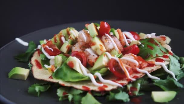 Proaspăt Preparat Flat Open Shrimp Taco Rotind Fundal Negru Restaurant — Videoclip de stoc