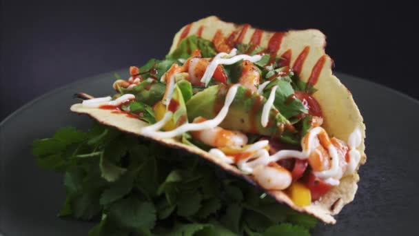 Crevettes Fraîchement Préparées Taco Tournant Sur Fond Noir Avec Coriandre — Video