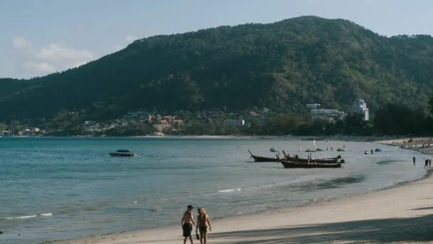 Ciudadano Tailandés Caminando Por Playa Phuket Durante Día Soleado Barcos — Vídeos de Stock