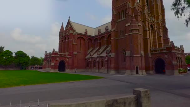 Piękny Stary Kościół Niski Kąt Widzenia Przez Drona Zielone Drzewa — Wideo stockowe