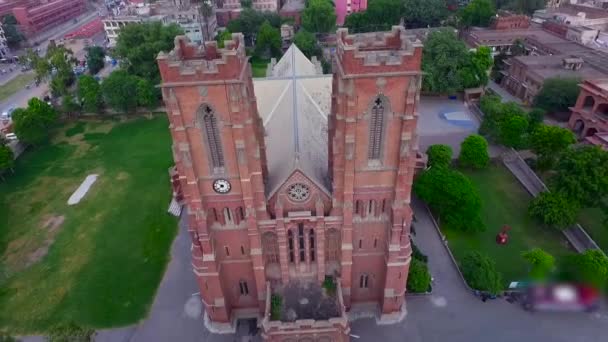 Vista Aérea Uma Bela Igreja Velha Cidade Fundo Árvores Bonitas — Vídeo de Stock