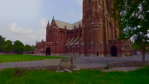 Vacker Gammal Kyrka Låg Vinkel Utsikt Drönare Gröna Träd Och — Stockvideo