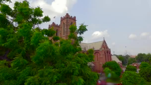Igreja Velha Bonita Revelando Árvores Por Drone Cruz Bandeira Topo — Vídeo de Stock