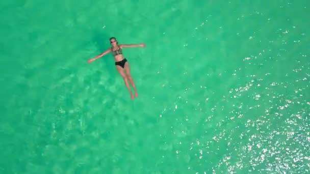 Woman Floating Calm Warm Tropical Ocean Aerial — Αρχείο Βίντεο