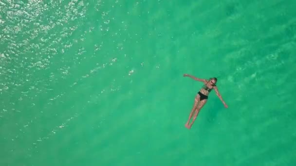 Woman Floating Calm Warm Tropical Ocean Aerial — Αρχείο Βίντεο