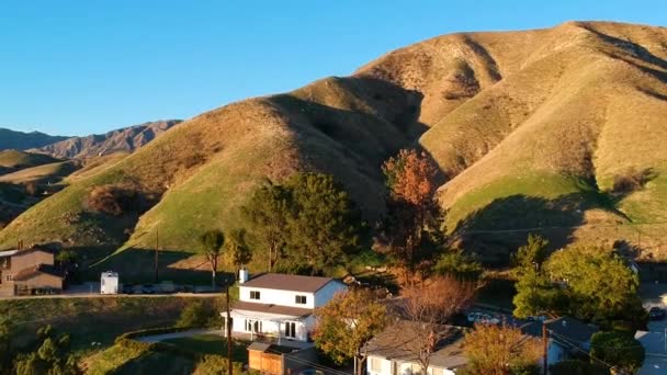 Drone Beelden Van Woonhuizen Het Bodem Van Een Californische Bergketen — Stockvideo