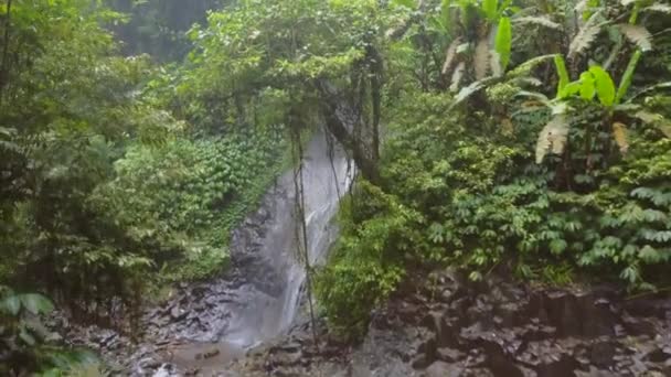 Nungnung Waterfall Middle Bali Indonesia Aerial Shots Overcast Day — Stock video